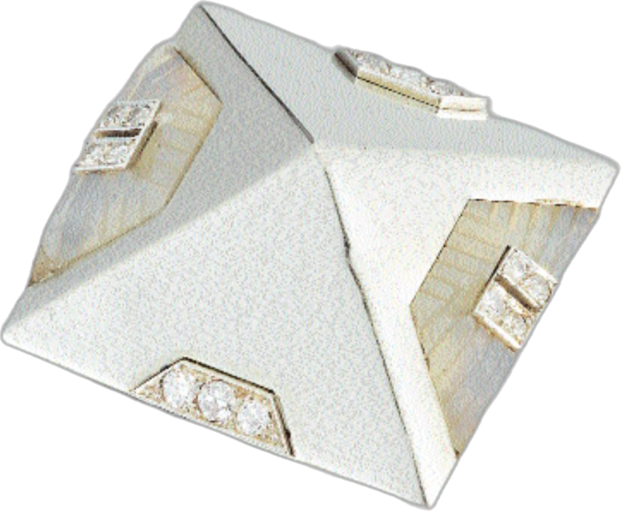 Broche Pyramide en platine et or blanc, ornée de motifs en agate blanche ponctués de diamants. (Collection particulière) Broche Pyramide en platine et or blanc, ornée de motifs en agate blanche ponctués de diamants. (Collection particulière)