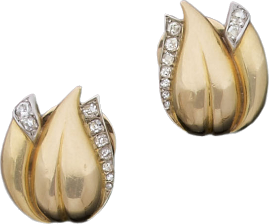 Paire de clips d’oreilles Feuille en or jaune et platine, soulignés d’une ligne de diamants de taille ancienne. (Aguttes) Paire de clips d’oreilles Feuille en or jaune et platine, soulignés d’une ligne de diamants de taille ancienne. (Aguttes)