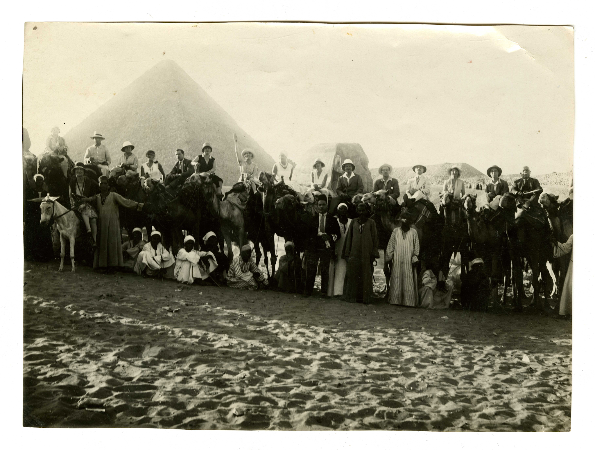 Suzanne Belperron (au centre, en robe et turban blancs) devant les pyramides de Gizéh, lors de sa croisière en Égypte à l’automne 1923. (Archives Olivier Baroin) Suzanne Belperron (au centre, en robe et turban blancs) devant les pyramides de Gizéh, lors de sa croisière en Égypte à l’automne 1923. (Archives Olivier Baroin)