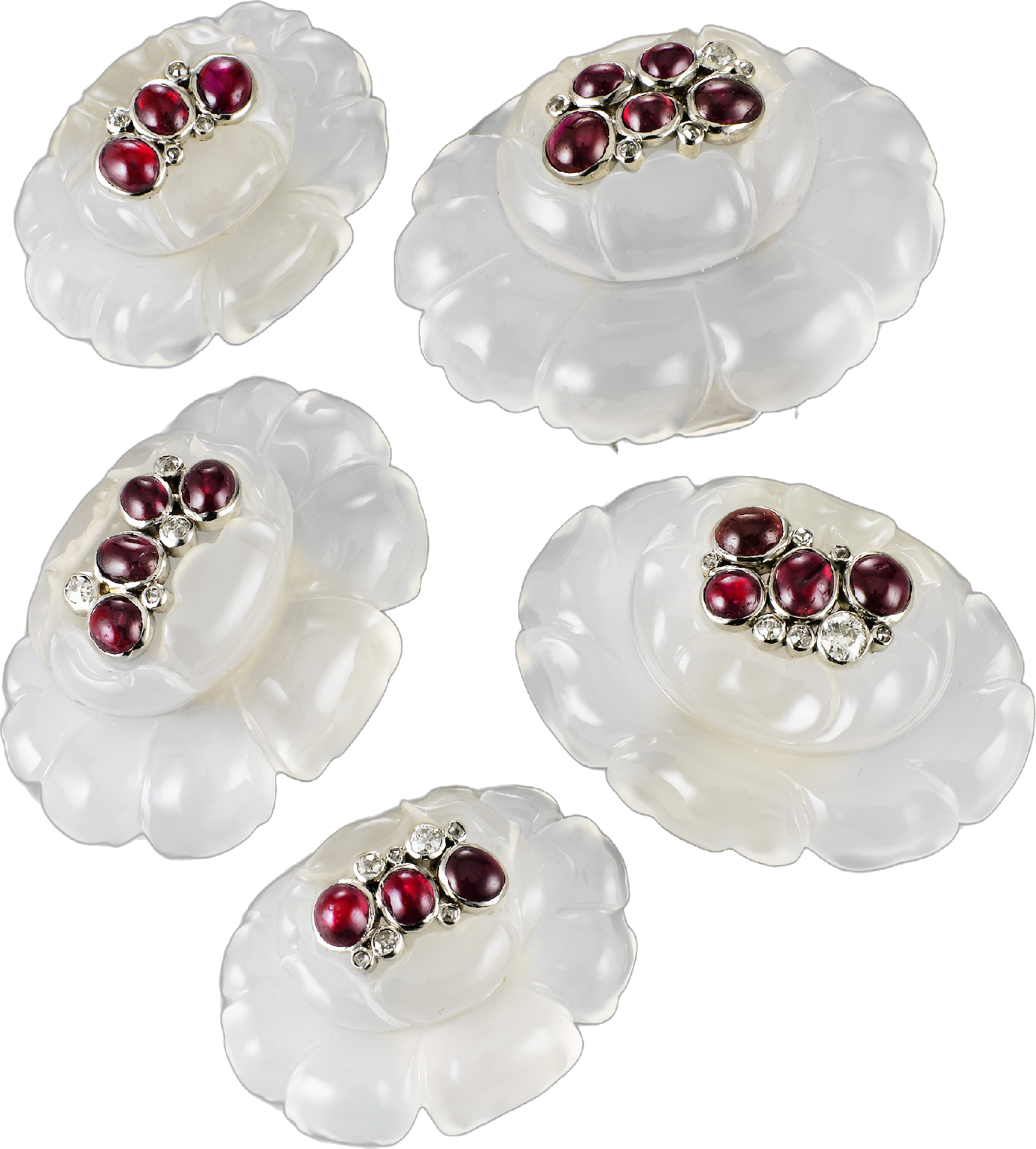 Ensemble de broches Camélia en agate blanche taillée, au cœur en rubis cabochons et diamants. (Collection particulière) Ensemble de broches Camélia en agate blanche taillée, au cœur en rubis cabochons et diamants. (Collection particulière)